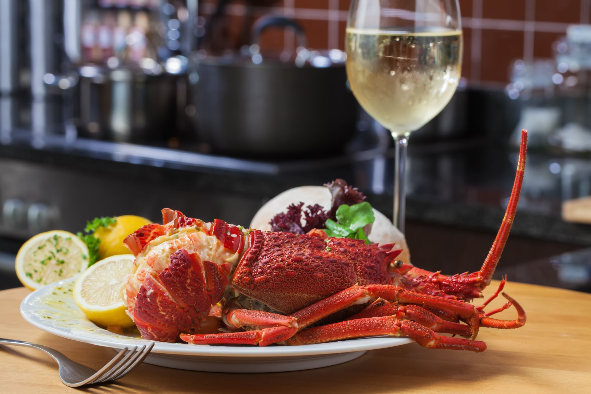 Assiette de homard avec verre de vin blanc