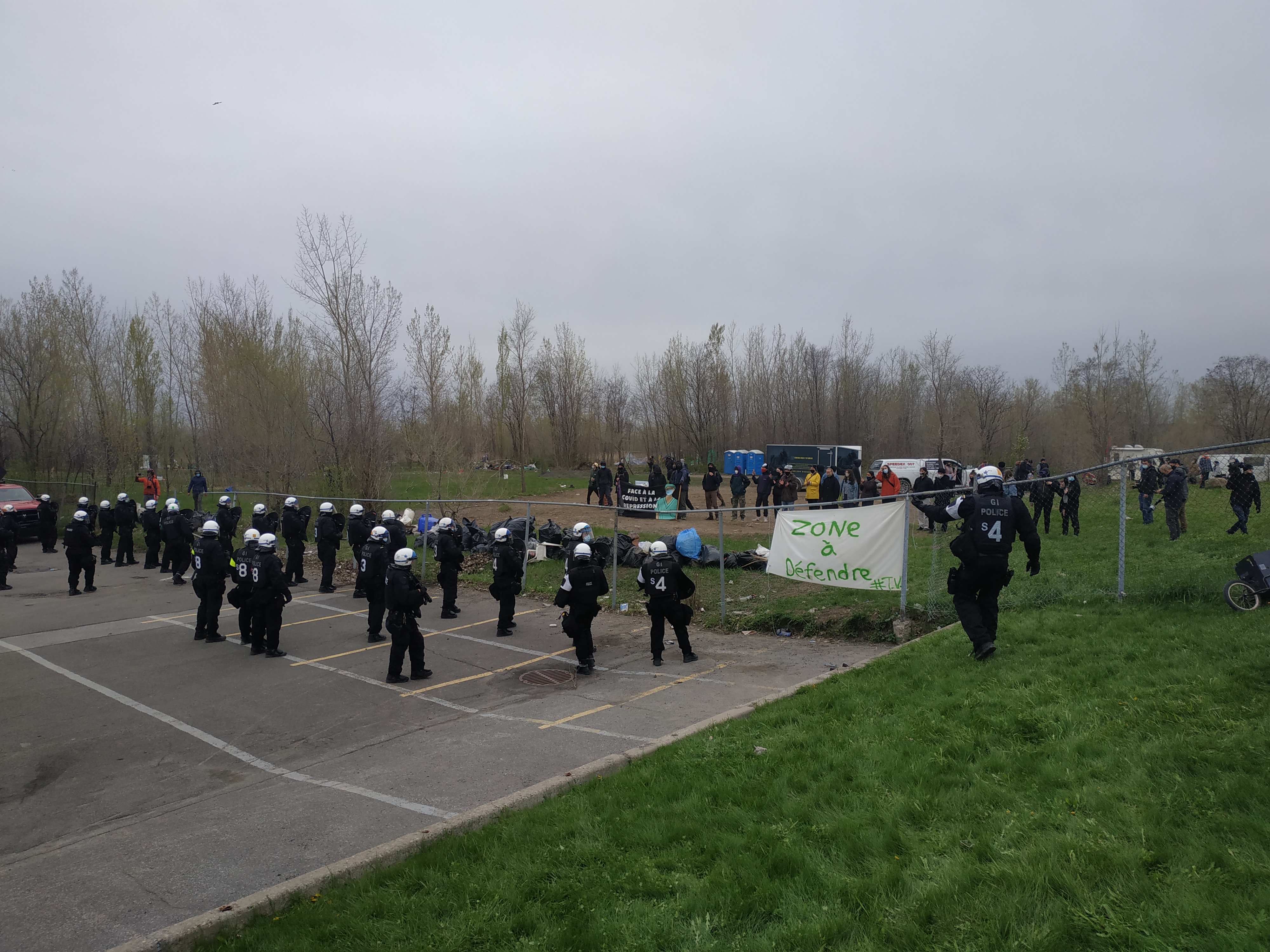 Le SPVM évacue le boisé Steinberg.