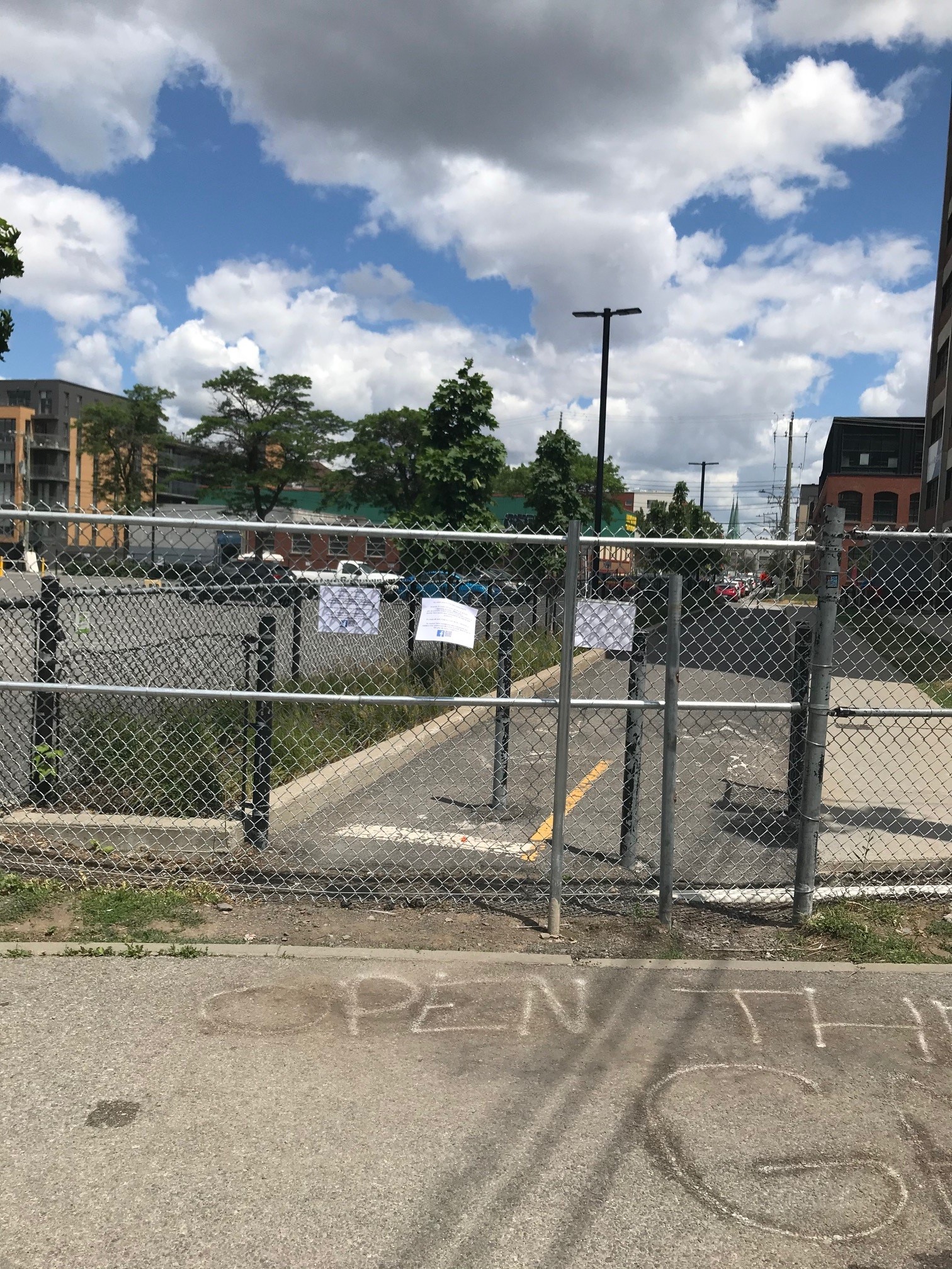 L’implantation d’une clôture à la gare Parc continue de susciter la controverse