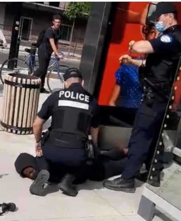 Arrestation d'un adolescent noir.