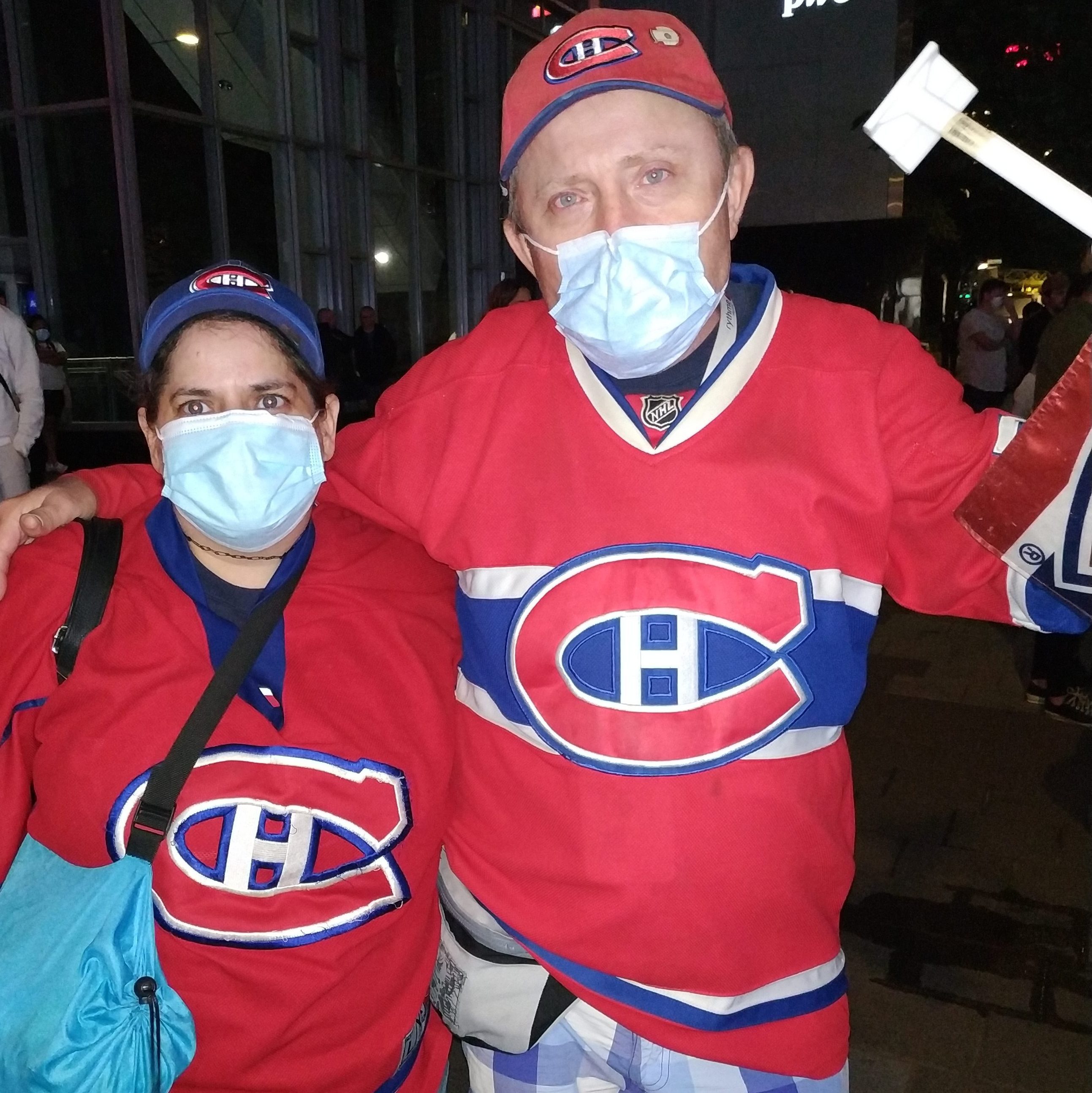 Deux partisans du Canadien célèbrent la victoire des leurs devant le Centre Bell