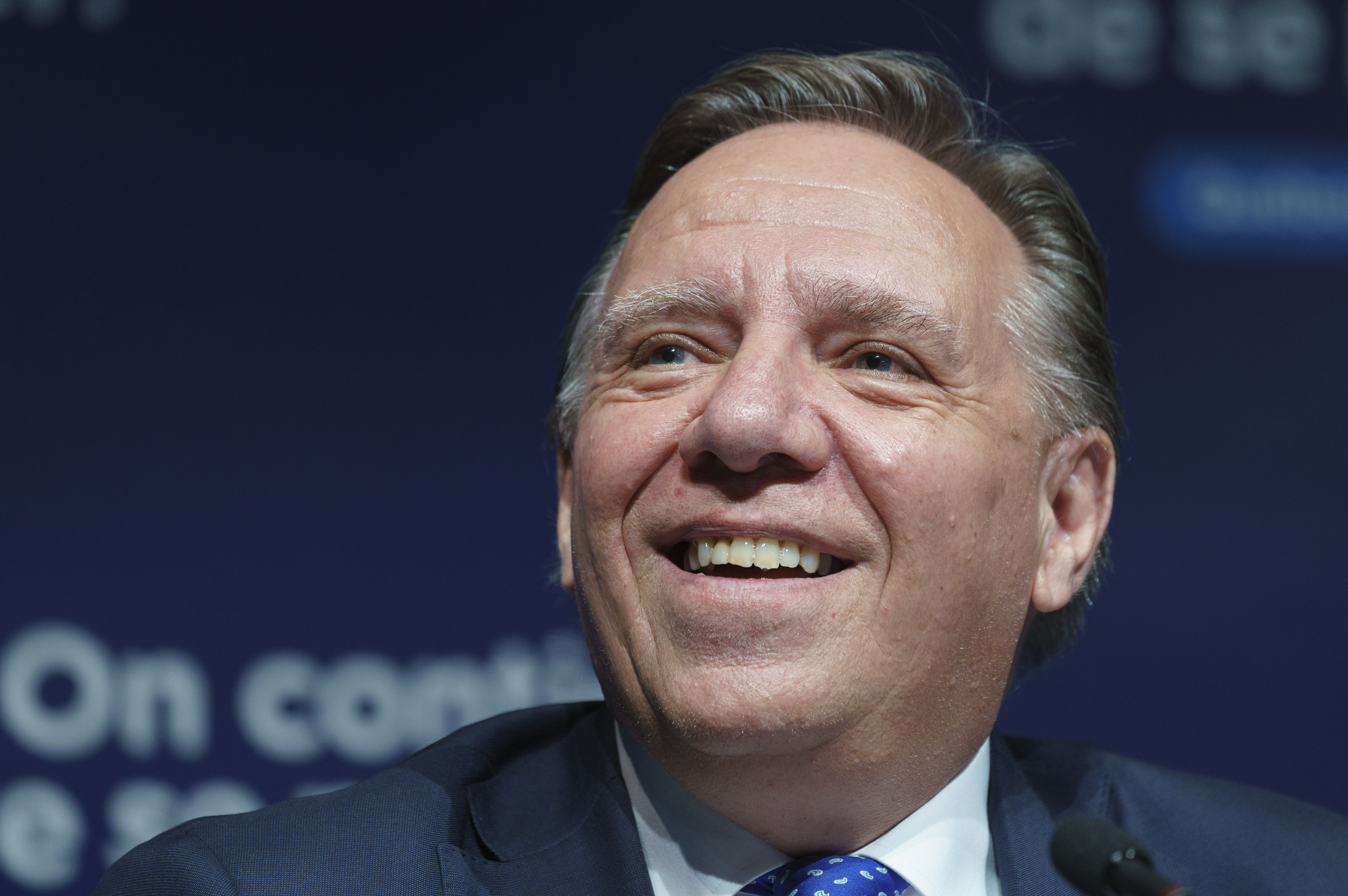 souriant lors de l'annonce que le Québec passe en «zone verte».
