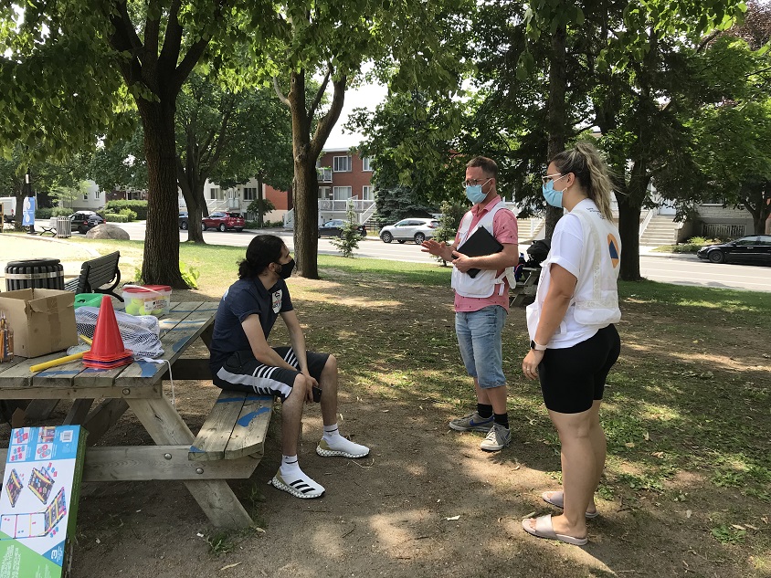 Philippe Madore et Sarah-Danielle Bélanger se promènent dans les parcs pour informer les citoyens de la clinique en cours.