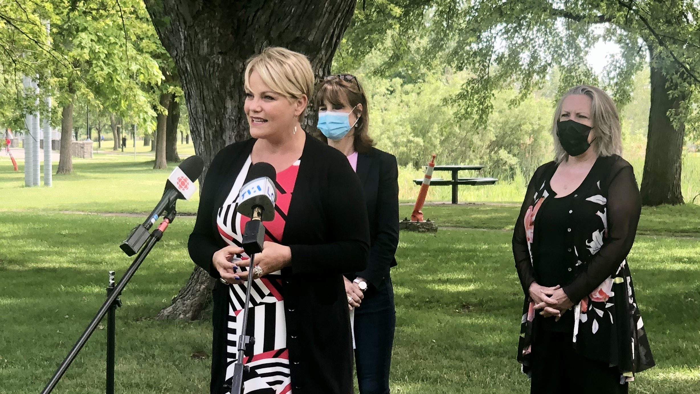 Une mêlée de presse pour dénoncer la violence conjugale.