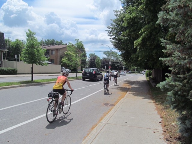 Des vélos circulant dans les rues d'Anjou