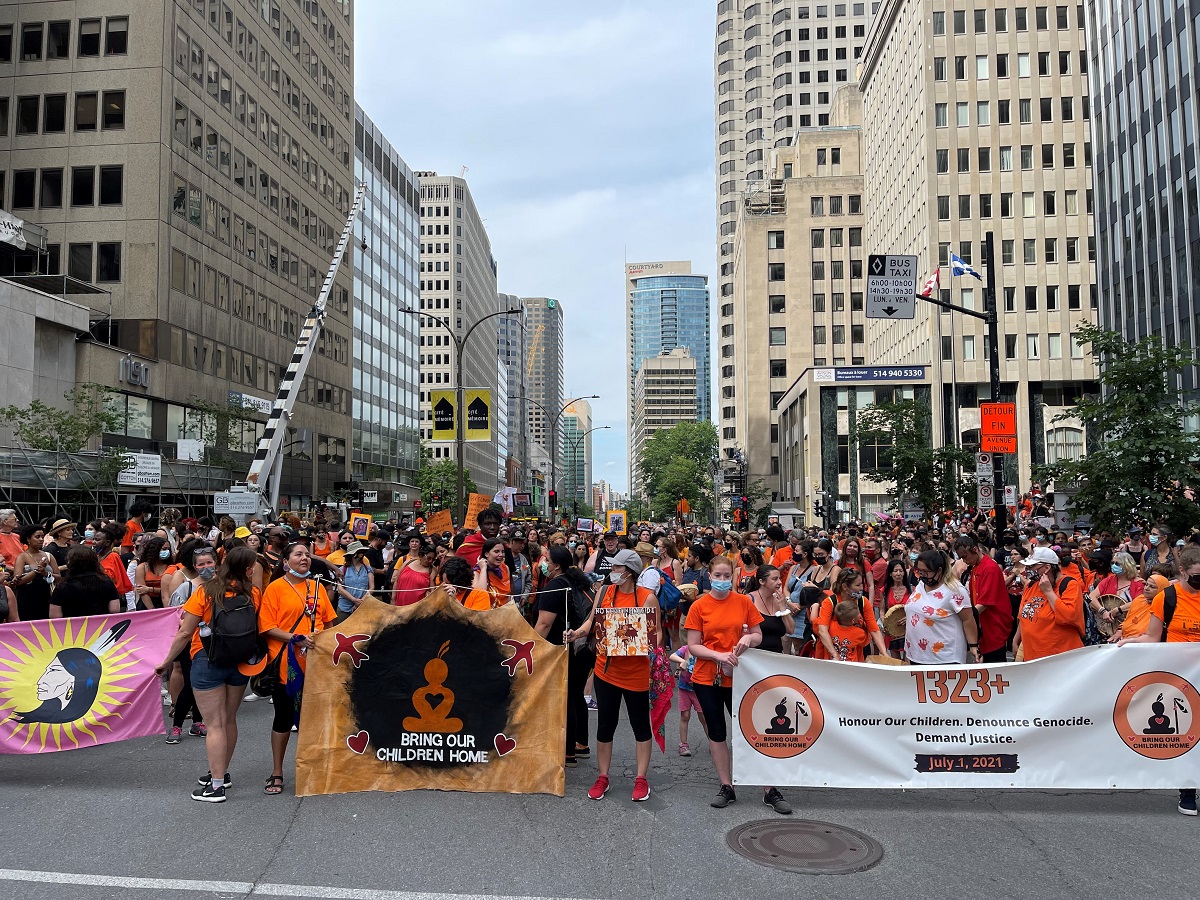 Une manifestation a été tenue à Montréal le 1er juillet en l'hommage des victimes autochtones de pensionnats.
