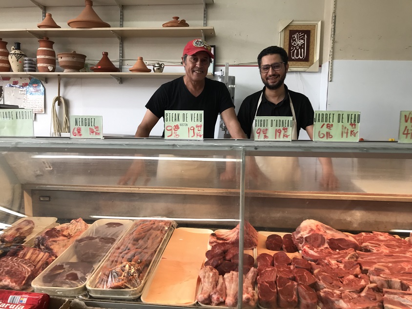 Jamal et Youssef devant l'étal des viandes.