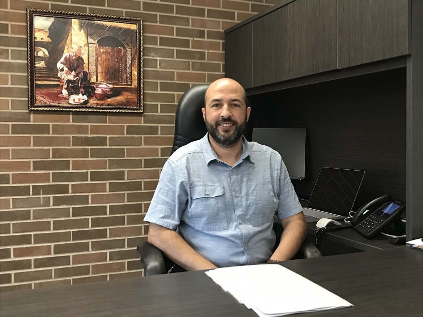 Younes El Rhafiki, assis à son bureau de l'école Henri-Bourassa, éclaboussée l'an dernier par des allégations de racisme.