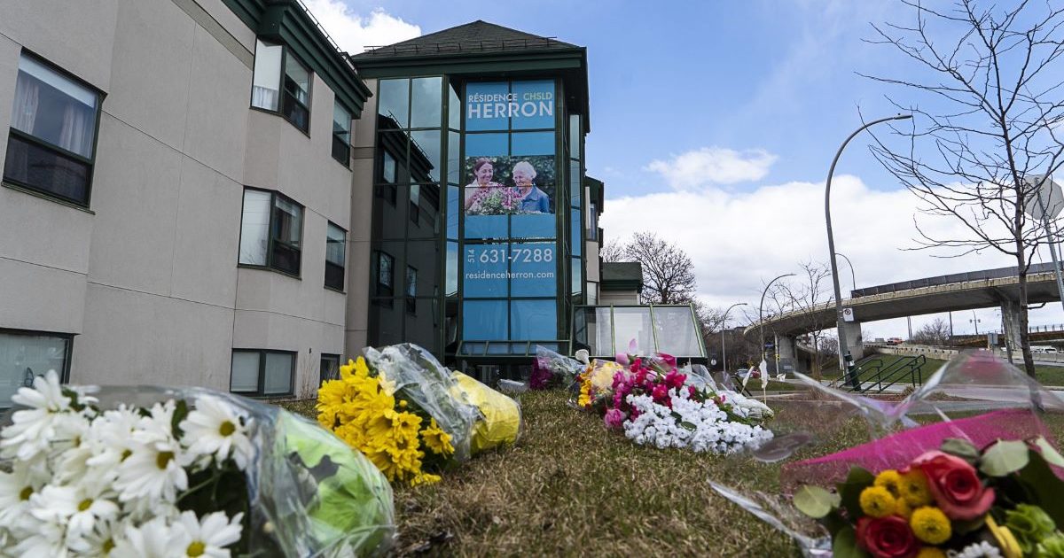 Des fleurs déposées devant l'édifice du CHSLD Herron.