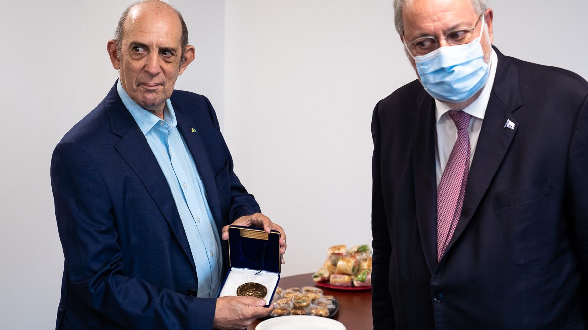 Marvin Rotrand reçoit la médaille de l’Assemblée nationale du Québec