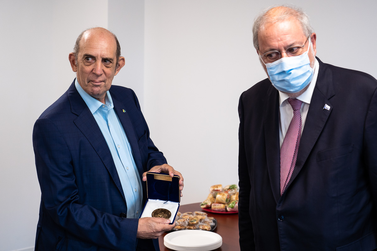 Marvin Rotrand reçoit la médaille de l’Assemblée nationale du Québec