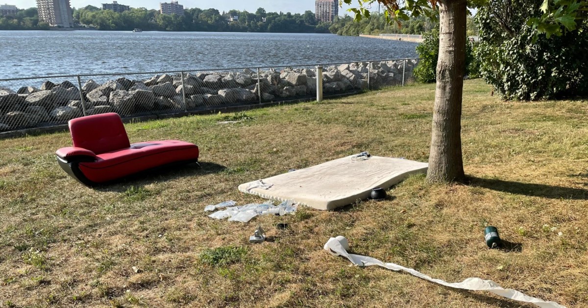 Un fauteuil, un matelas et des détritus sur le site de Fort-Lorette