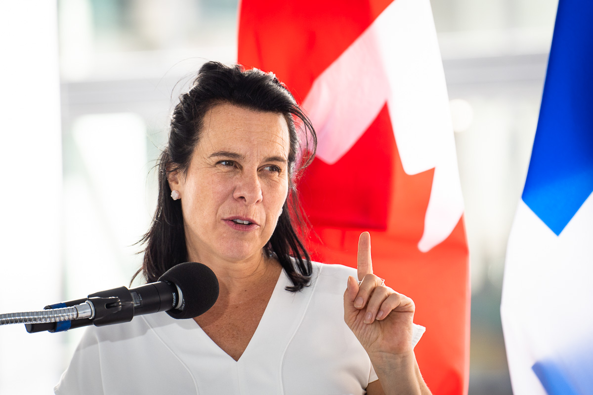 Valérie Plante, mairesse de Montréal, devant un drapeau du Canada