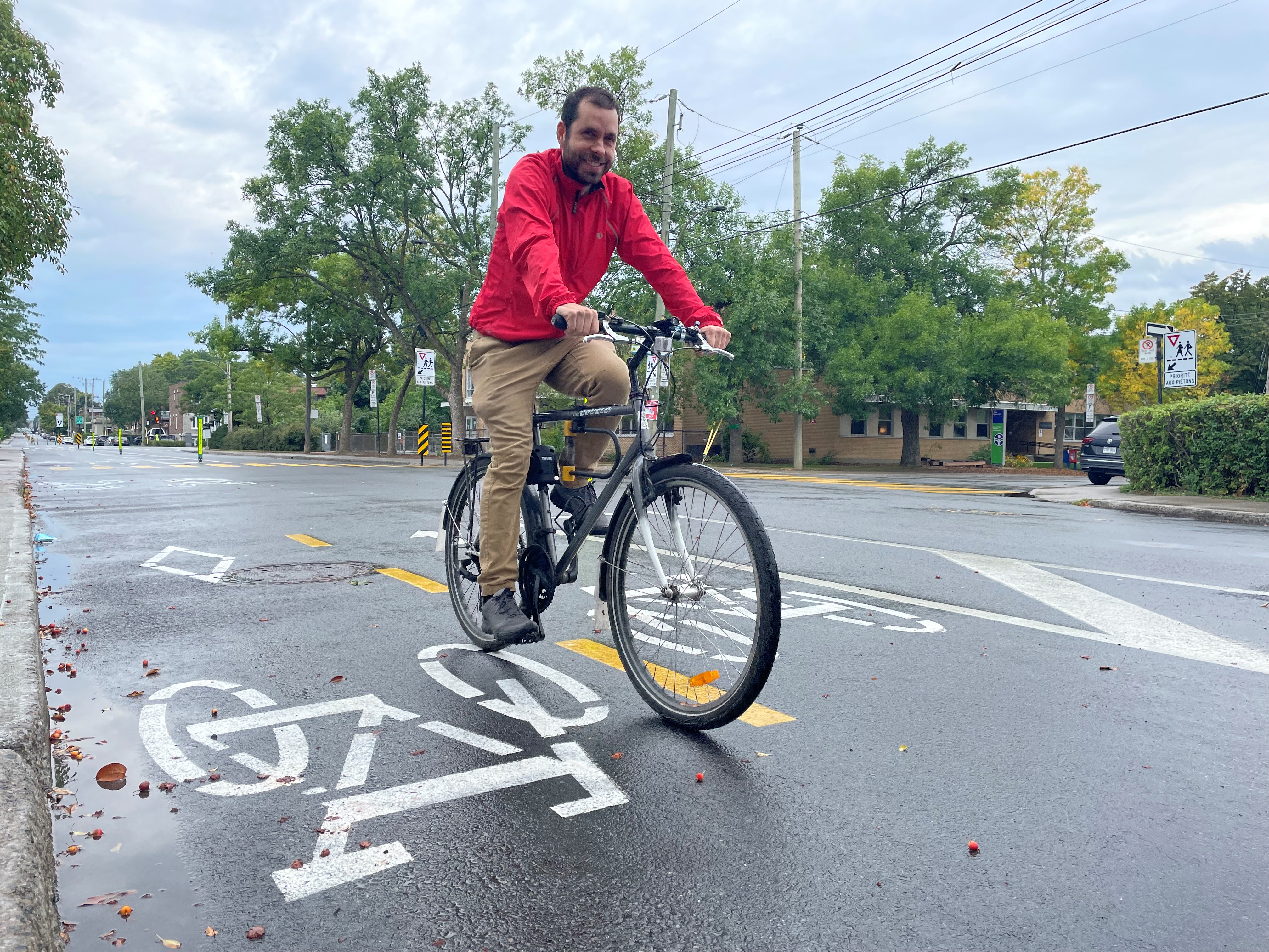 Samuel Milette-Lacombe sur un vélo sur la piste cyclable Sauriol