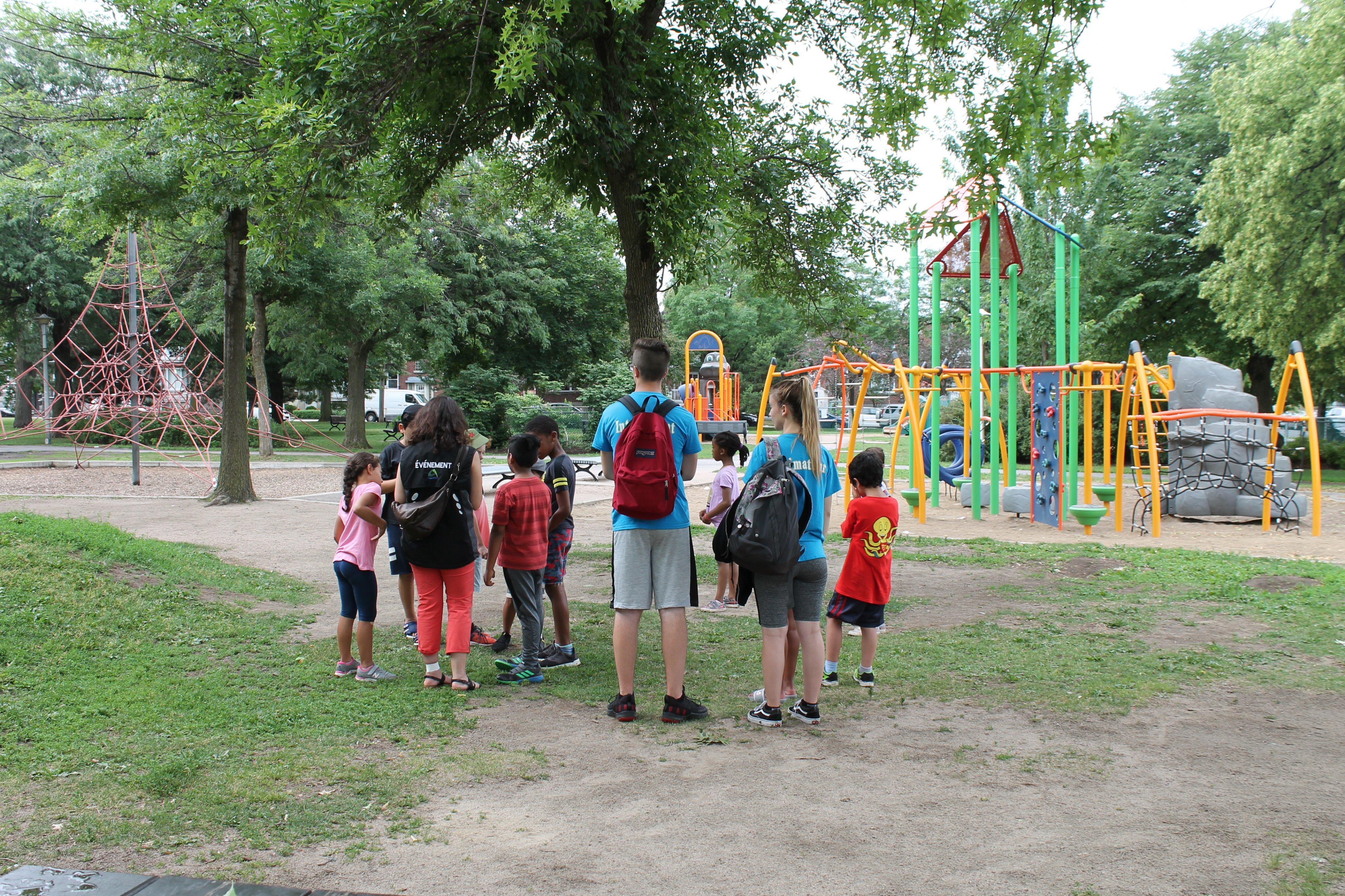 Enfants qui visitent le parc Saint-Simon-Apôtre