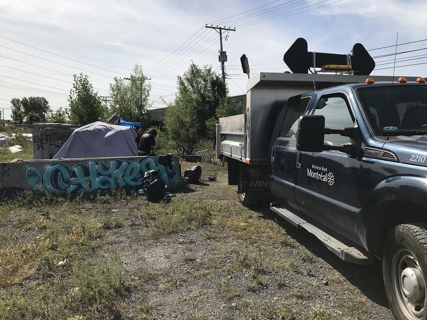 Le camion de l'arrondissement et des tentes.
