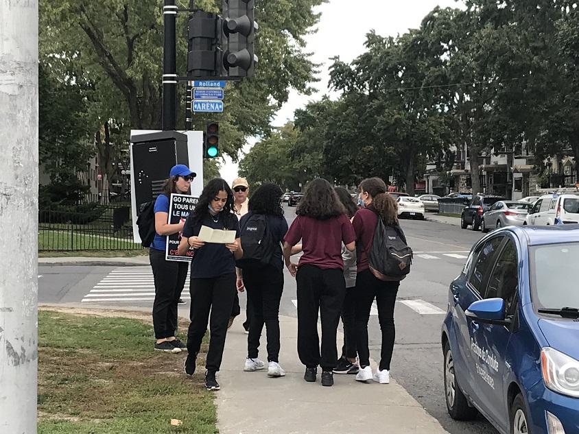 Les militants ont distribué des dépliants aux élèves.