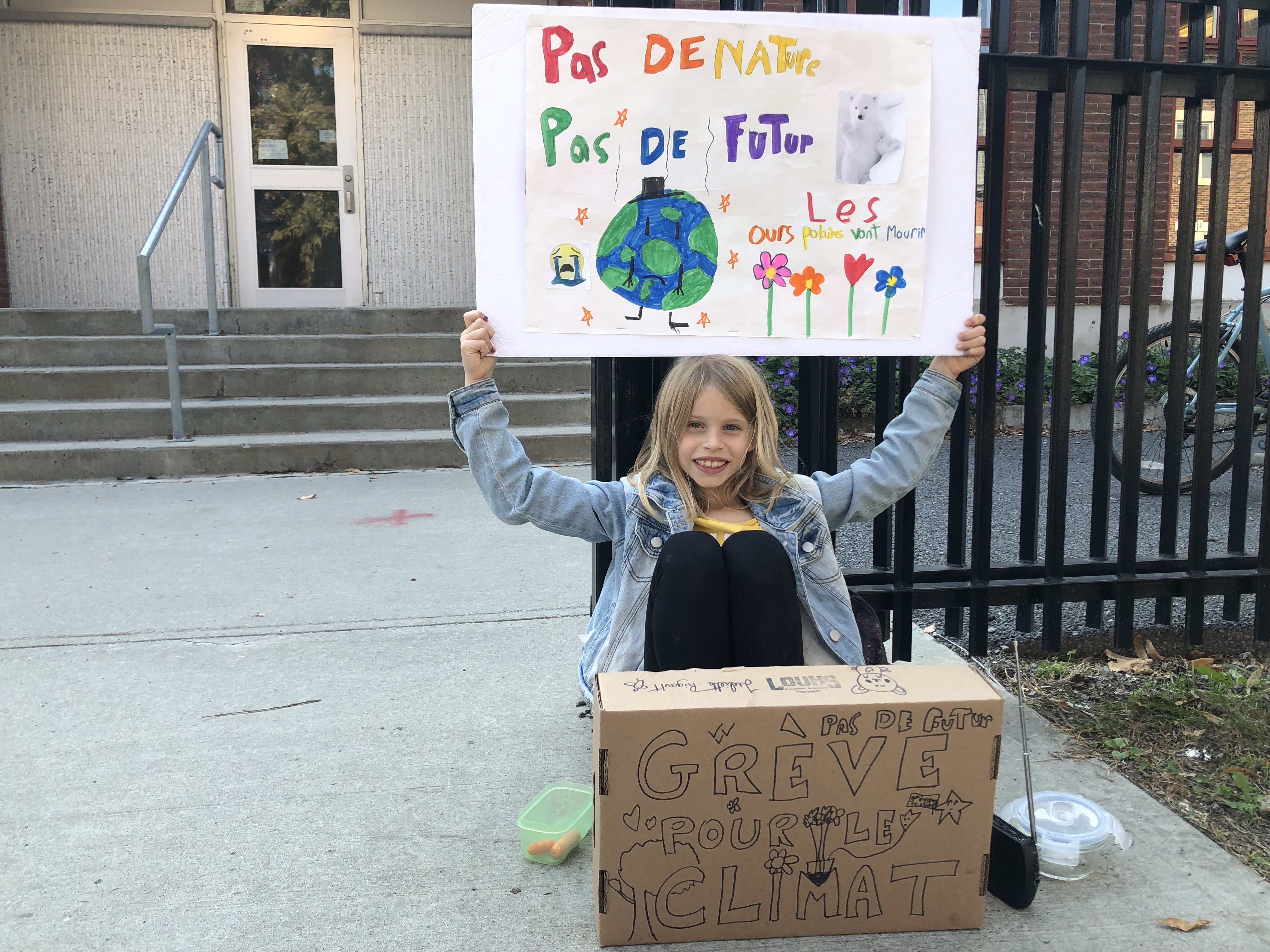 Juliette, une fille de 9 ans, tient une pancarte disant Pas de nature, Pas de futur. Le Jour de la Terre 2022 se tiendra sous le thème de l'écoanxiété.