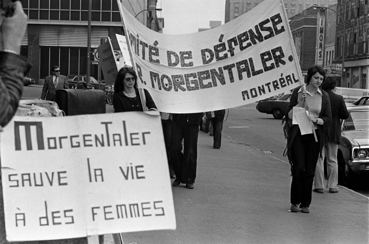 Photo d'archive d'une manifestation pro-choix du 9 juin 1975. Les manifestantes y soutenaient le Dr. Morgentaler, qui venait alors d'être acquitté d'avoir pratiquer un avortement illégal.