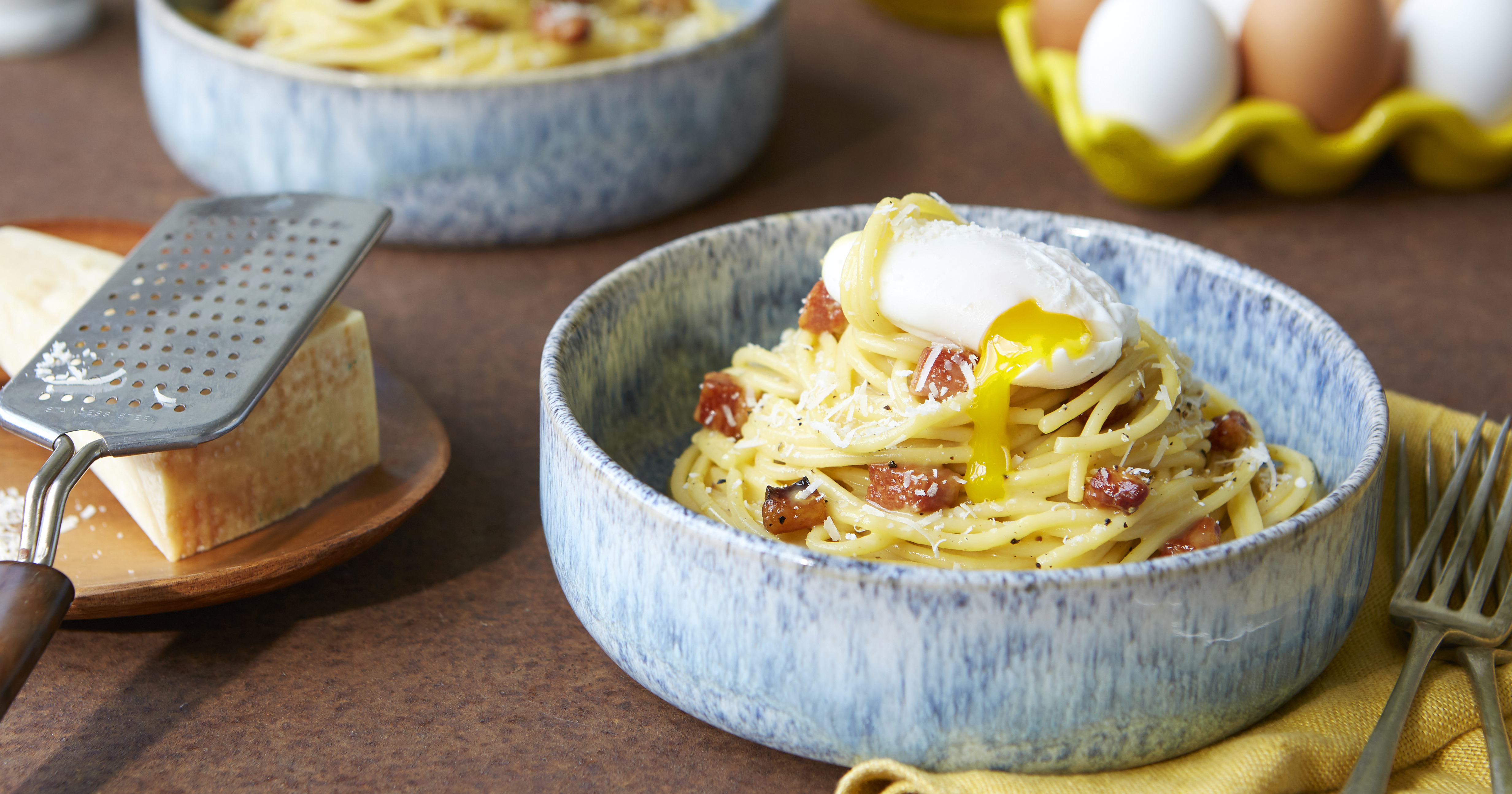 Spaghetti carbonara avec œuf poché par le chef Josh Gal