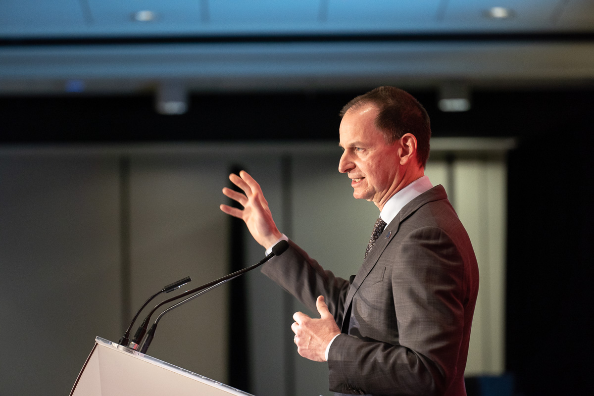 Le ministre des Finances du Québec, Eric Girard, prend la parole devant la Chambre de commerce du Montréal métropolitain.