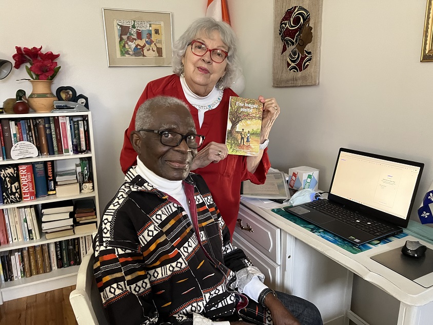 Jonas Lowa Kouassi et Lise Morency avec le livre en main..