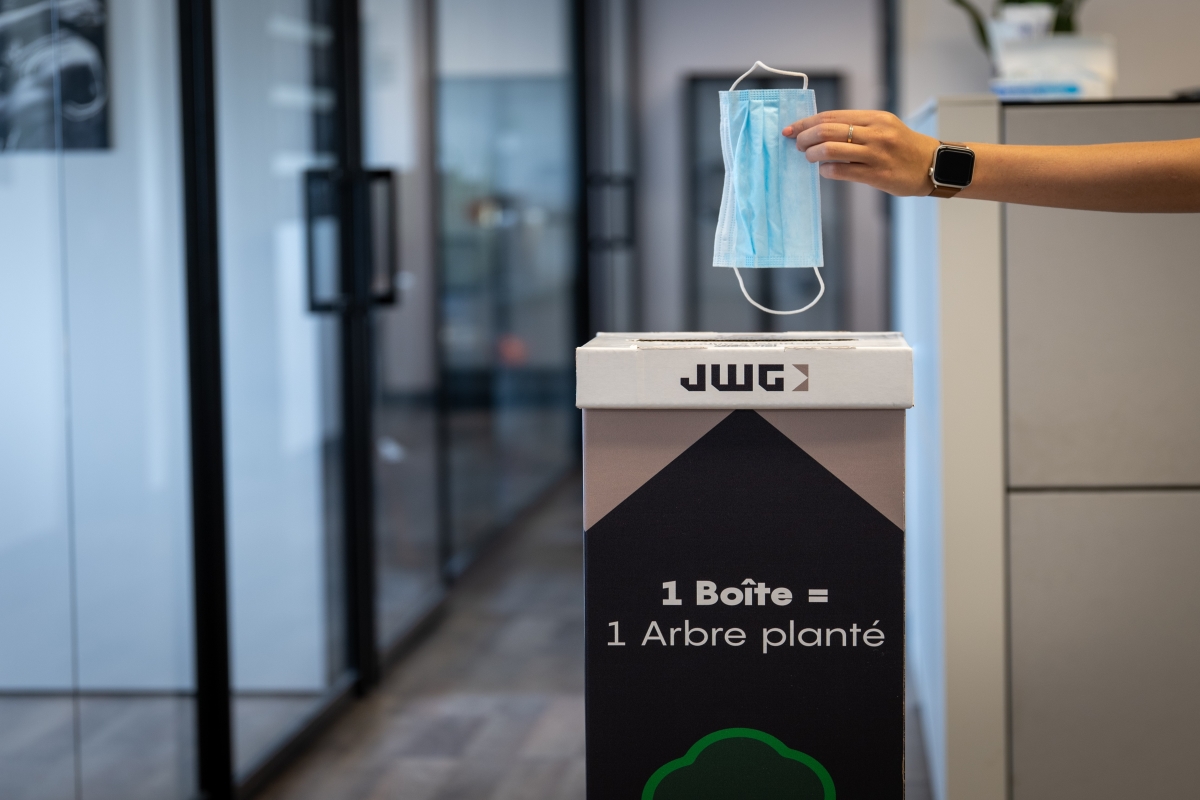 Une boîte de recyclage pour masque jetable.