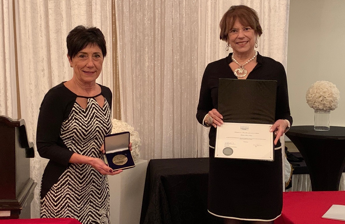 Manon Barbe reçoit la médaille de l'Assemblée nationale de la part d'Hélène David