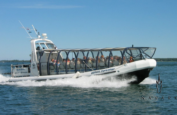 Une navette fluviale navigue sur le fleuve en été.