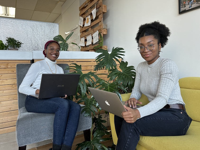 Shadlay Jean-Blémur et Xanya Boncy dans les locaux de Hoodstock