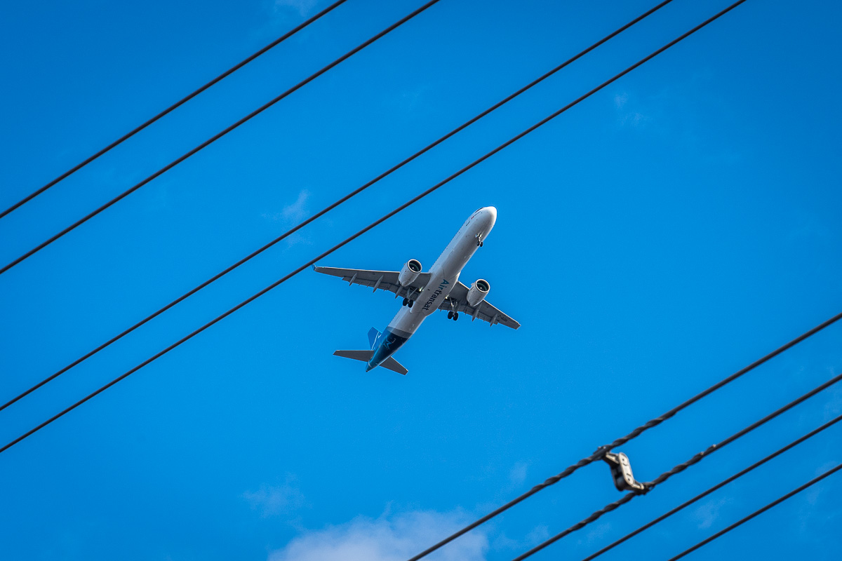 Un avion dans le ciel