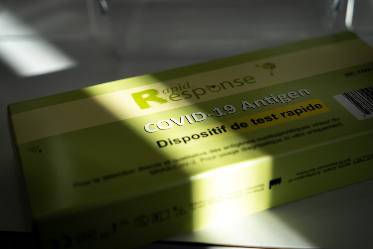 Un dispositif de test rapide pour la COVID-19 distribué en pharmacie.