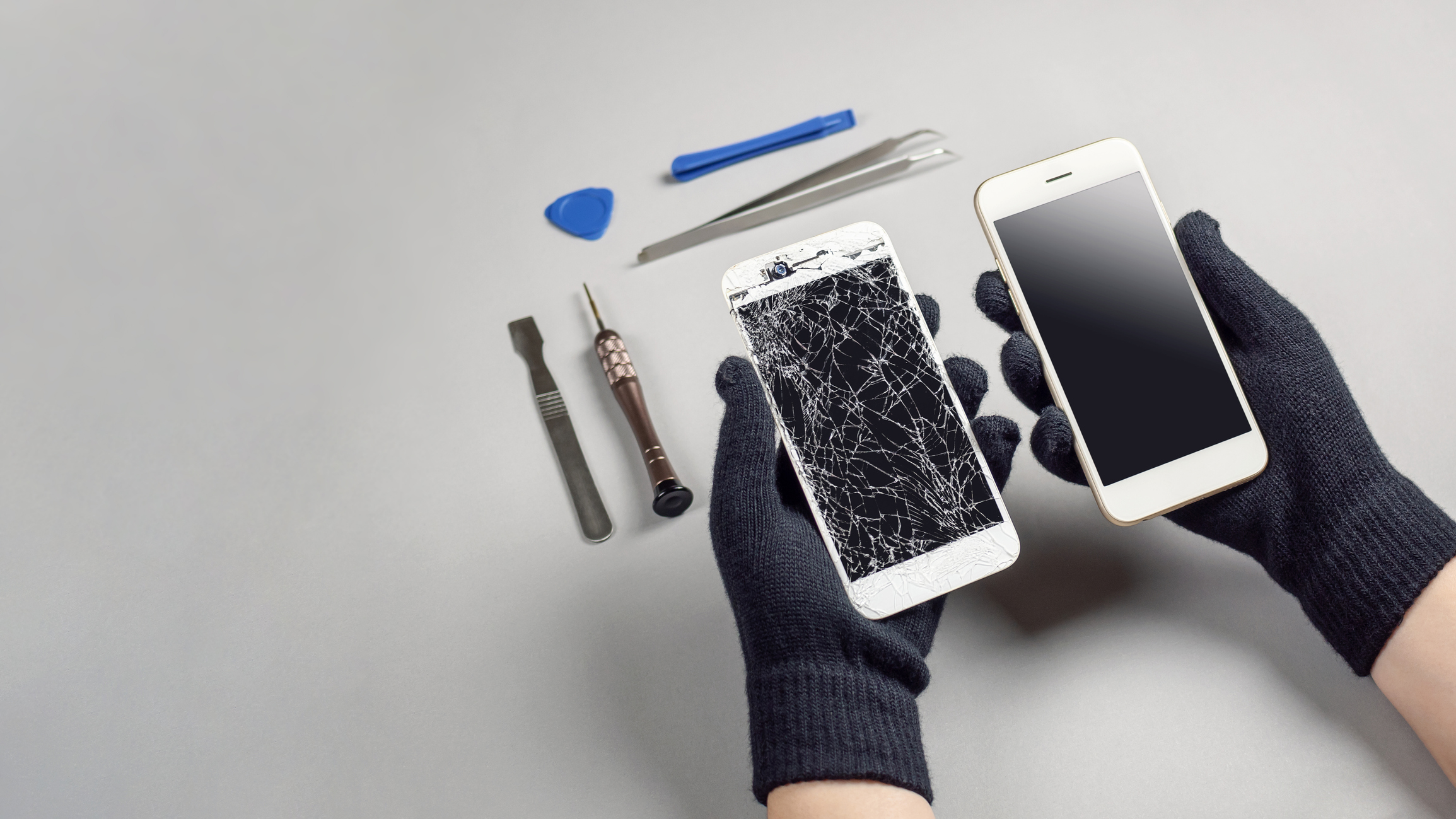 écrans de téléphone cellulaire dont un écran brisé avec une trousse de réparation