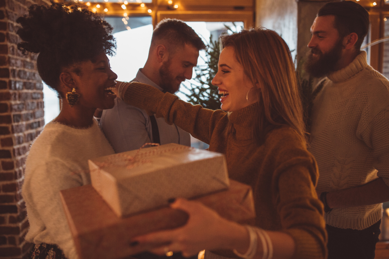 Un groupe d'amis se saluent.