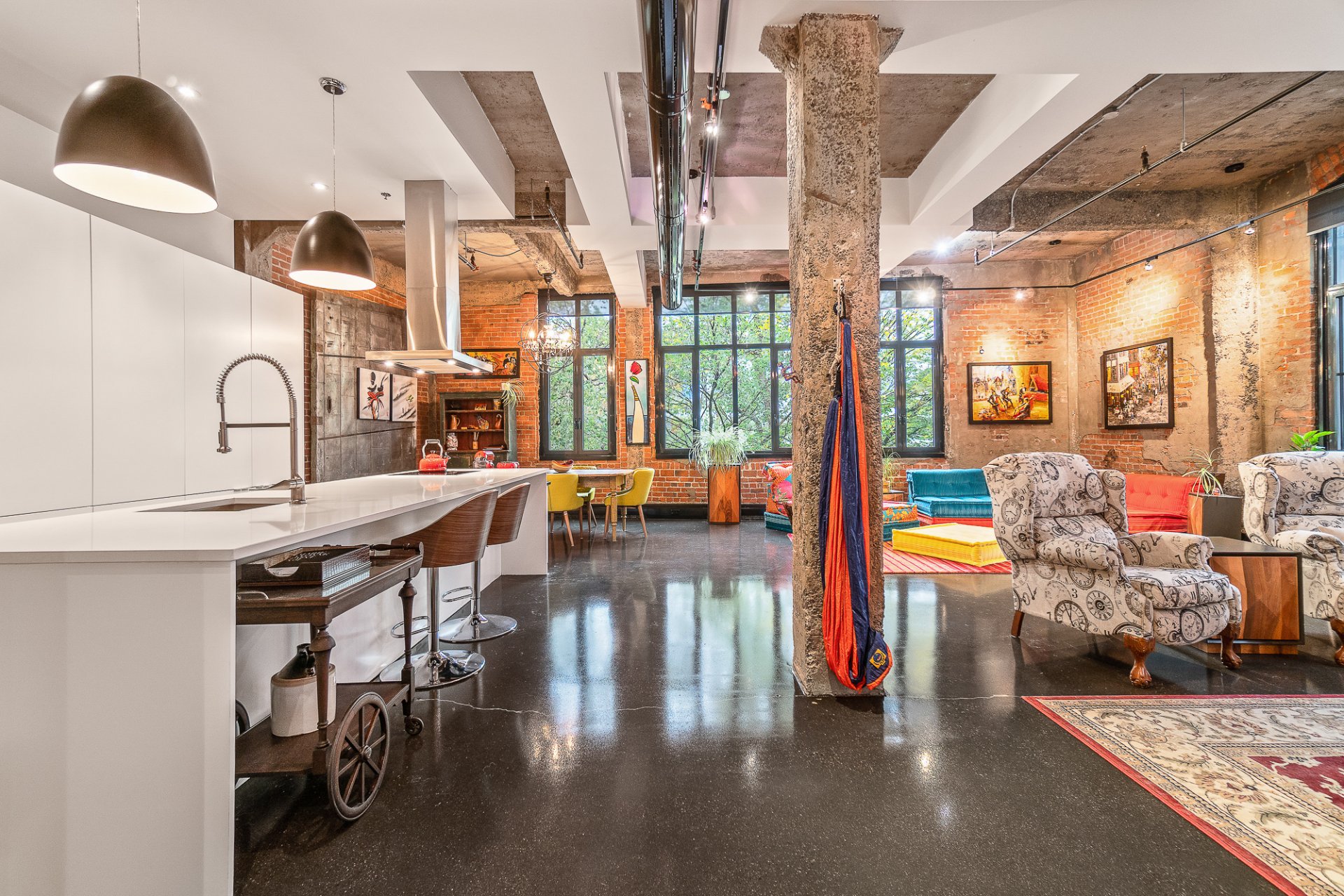 Une vue d'ensemble d'un condo luxueux style loft urbain à Ville Marie.