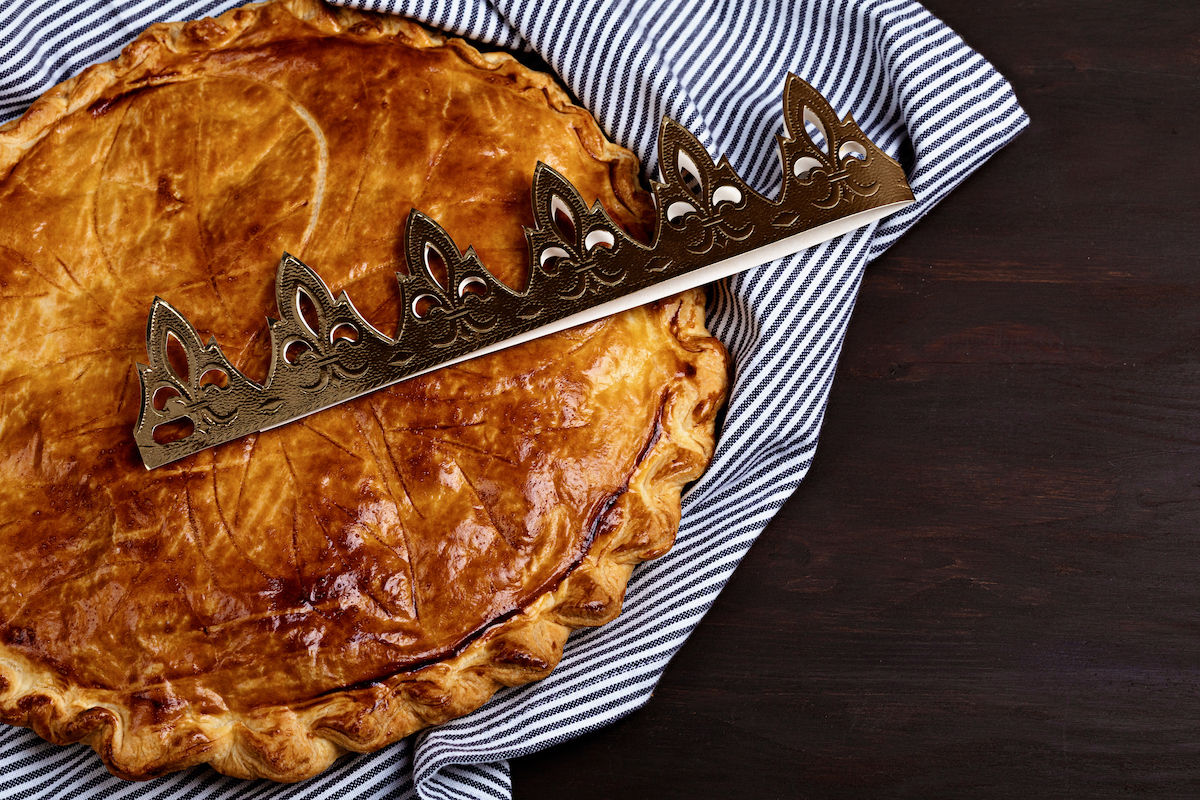 Une galette des rois bien dorée.