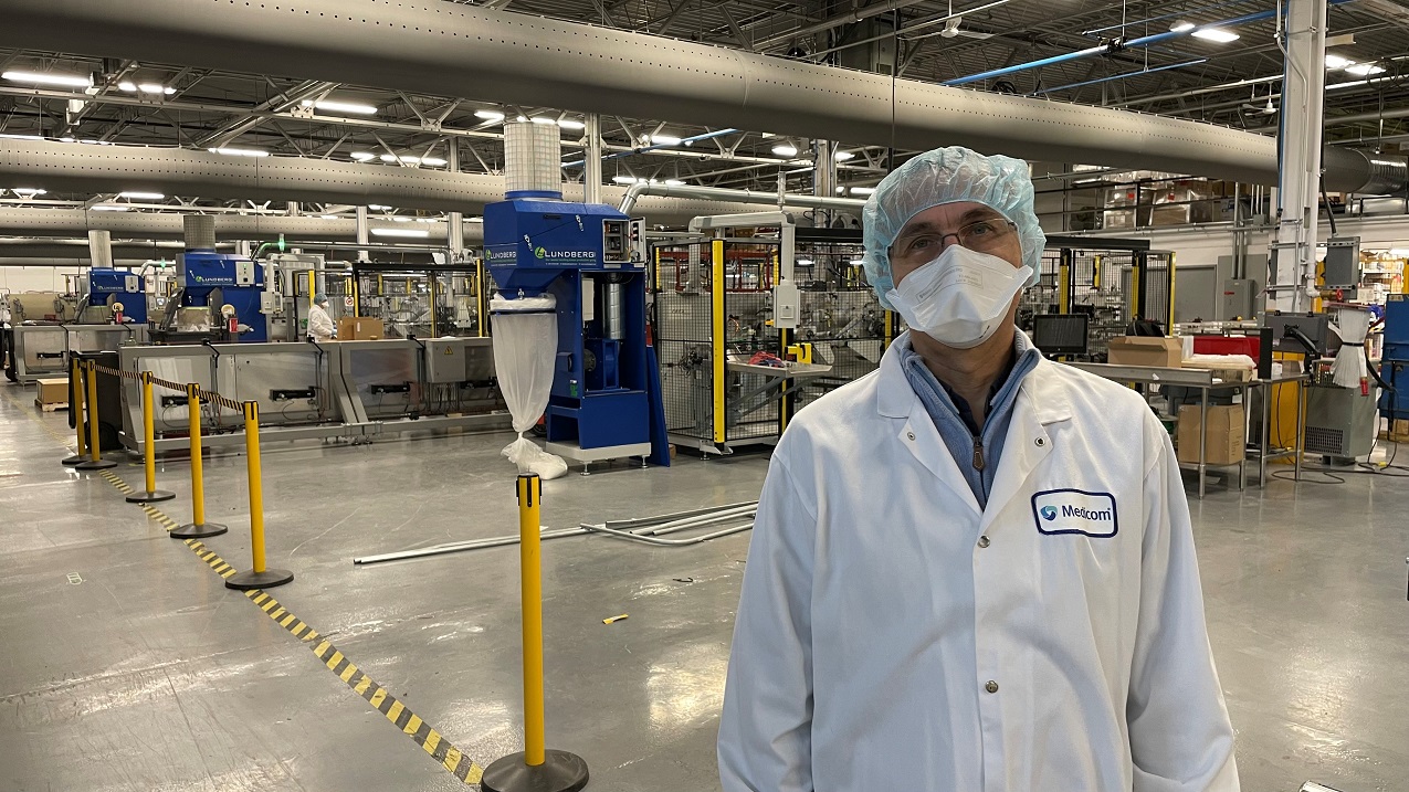 Le chef des opérations de Medicom, Guillaume Laverdure dans l'usine de masques de Saint-Laurent.