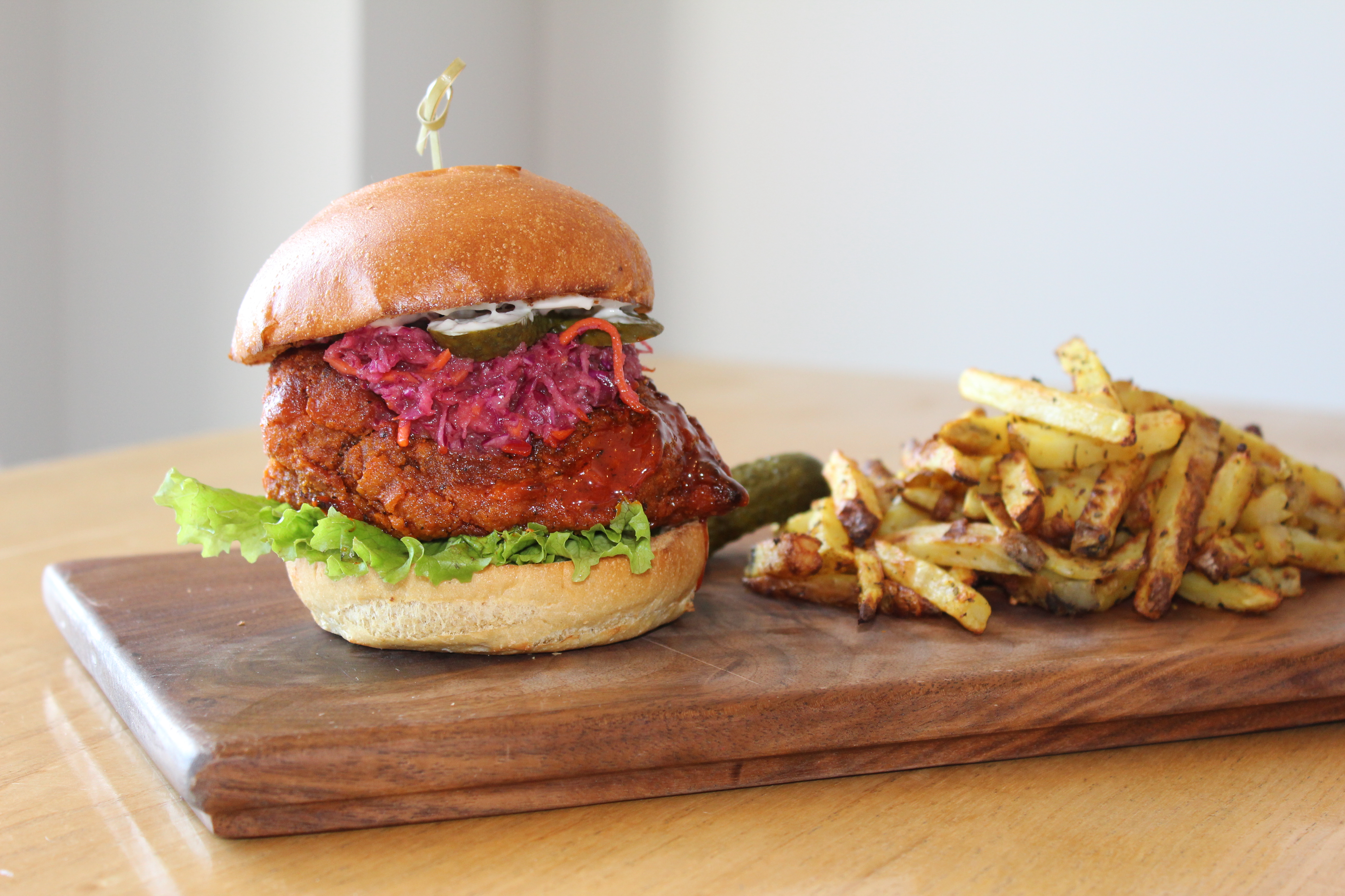 Le nouveau sandwich au poulet Nashville de Copper Branch servi avec des frites.