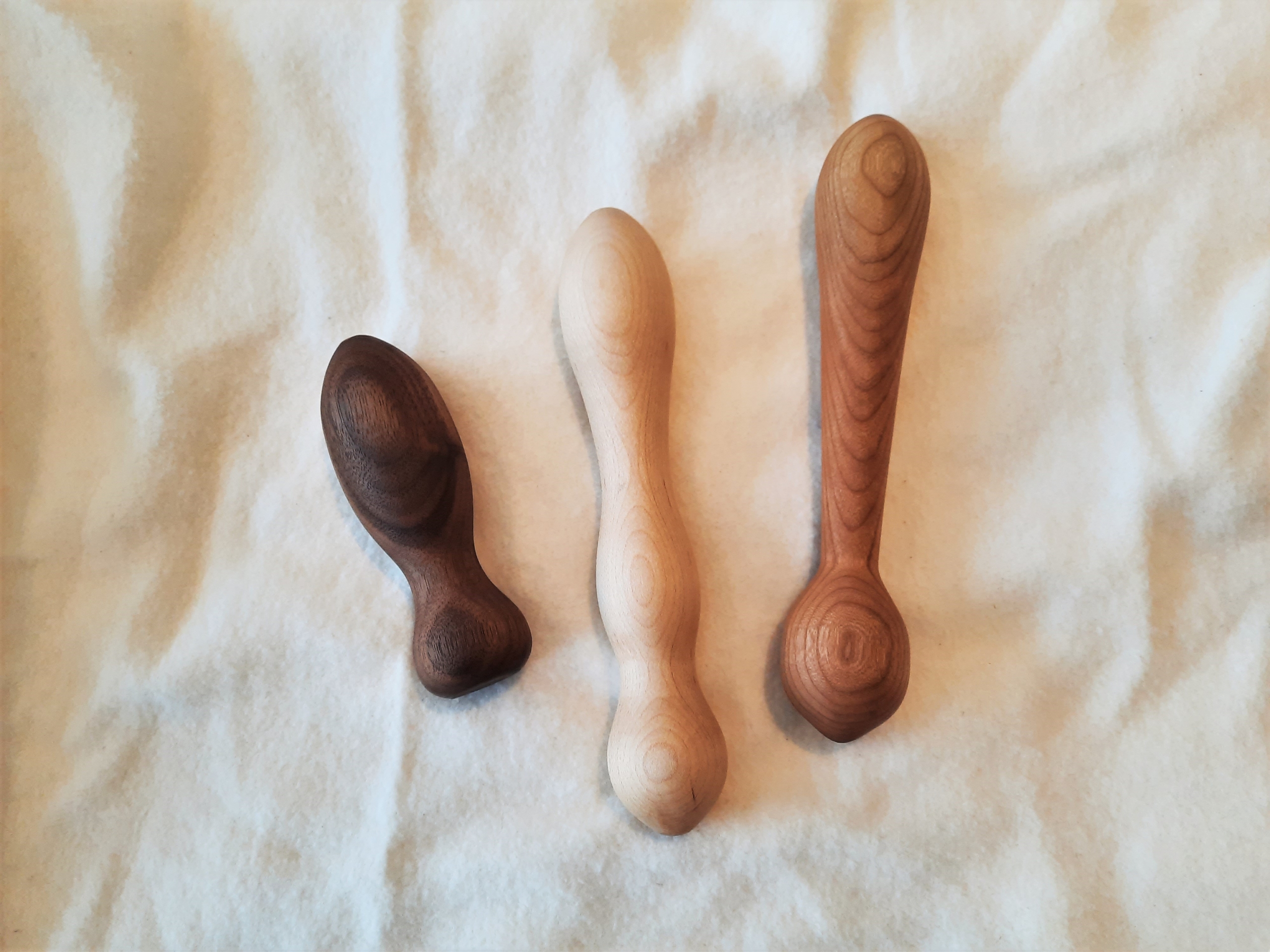Des dildos en bois de tailles différentes.