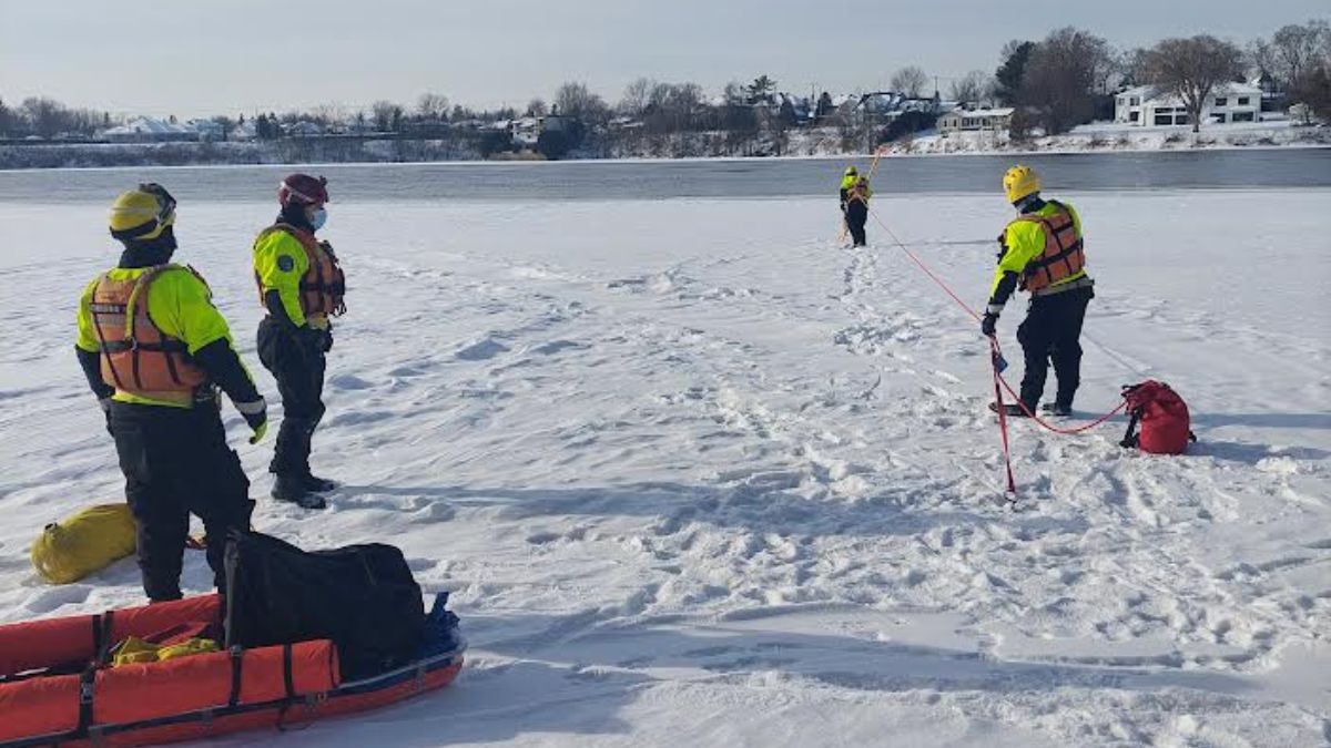 Une équipe de sauvetage sur glace s’entraîne sur le fleuve. 