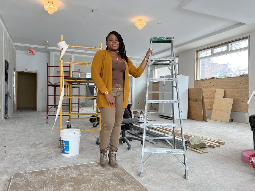 Sheilla Fortuné devant le chantier de rénovation