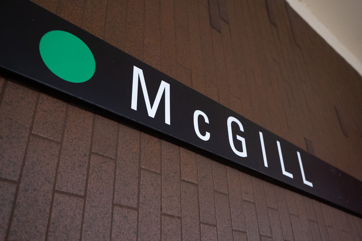 Une affiche de la station de métro McGill, prise sur un mur intérieur de la station.