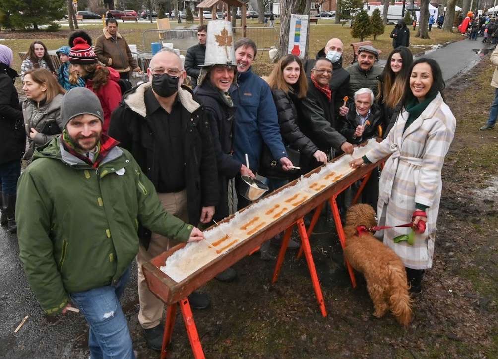 Des participants à l'activité, en compagnie de Capitaine Sirop et de la députée Marwah Rizqy