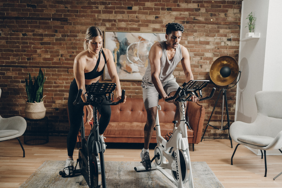 Le spinning à la maison a vraiment gagné en popularité pendant la pandémie