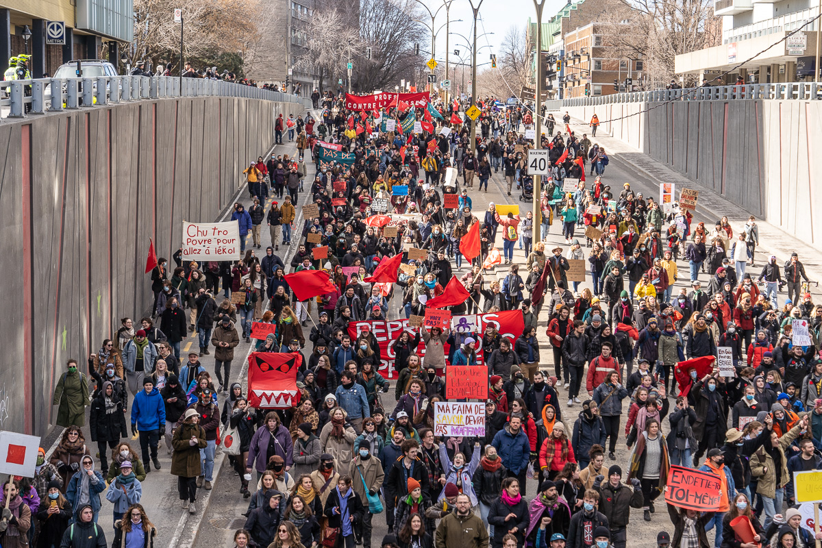 Une manifestation d'environ 2000 étudiants descend le viaduc Berri, en rappel de la célèbre photo d'une manifestation monstre qui a circulé au même endroit en 2012.