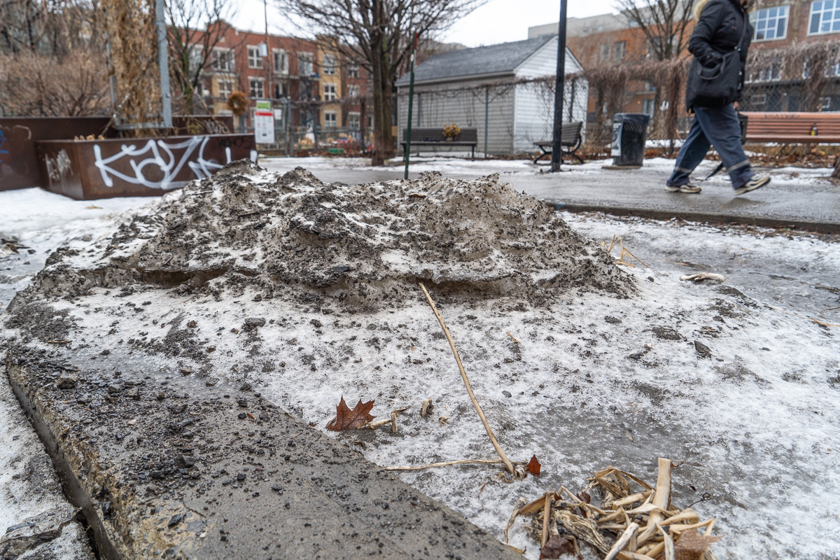 Un amas de neige qui fond. Le sel de déglaçage bien visible se rendra dans les lacs et les rivières, surtout le fleuve Saint-Laurent et le lac Saint-Pierre.