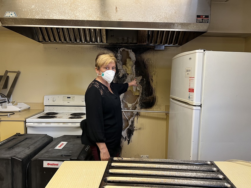 Brunilday Reyes dans la cuisine incendiée.