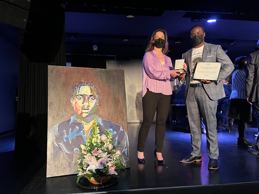 La députée Paule Robitaille a remis la médaille de l’Assemblée nationale du Québec au frère de Riley, Joey Valcin.