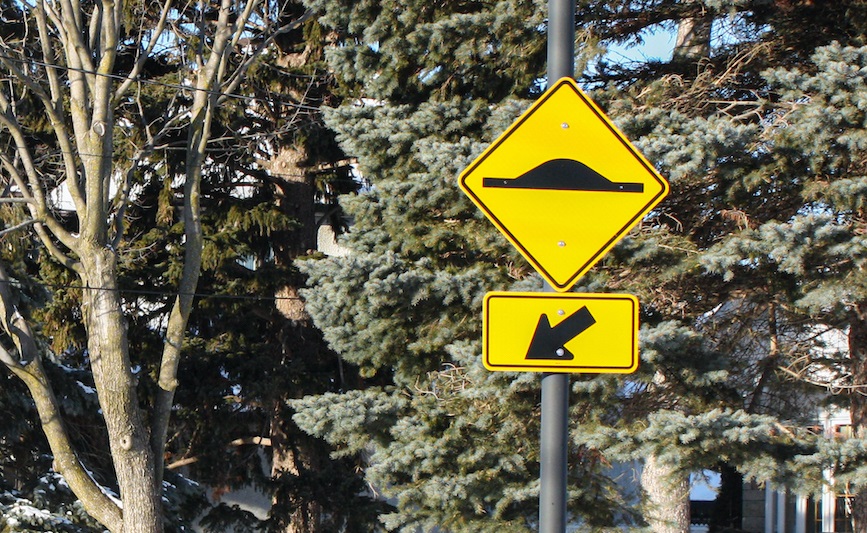 Panneau indiquant un dos d'âne