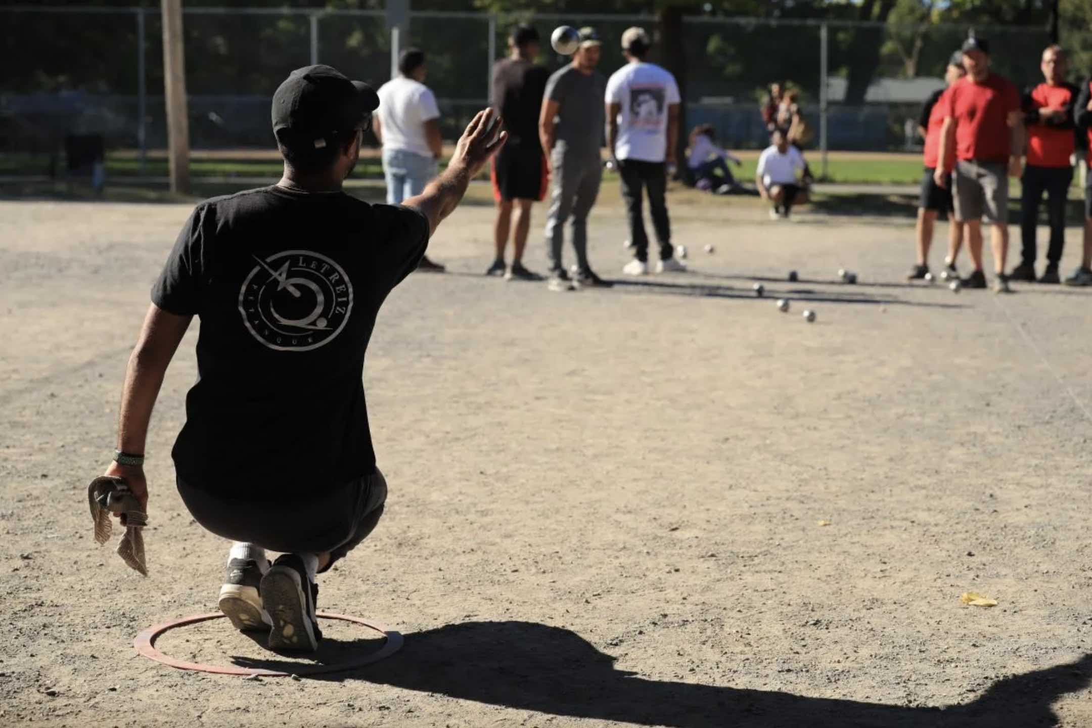un homme joue à la pétanque dans un parc de Montréal